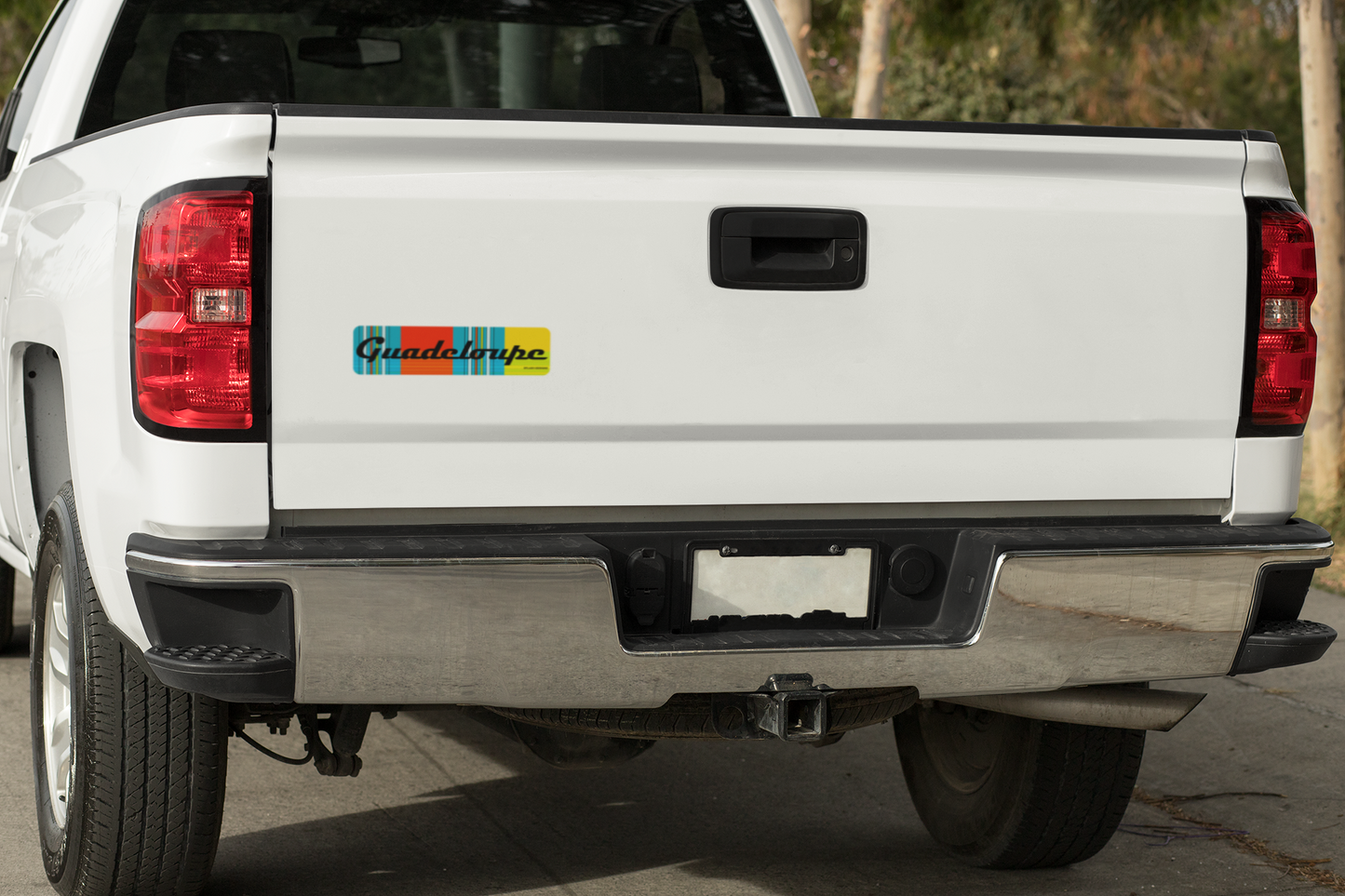 Autocollant "Guadeloupe" en madras "Soleil couchant" de Prodigi appliqué sur une camionnette.
