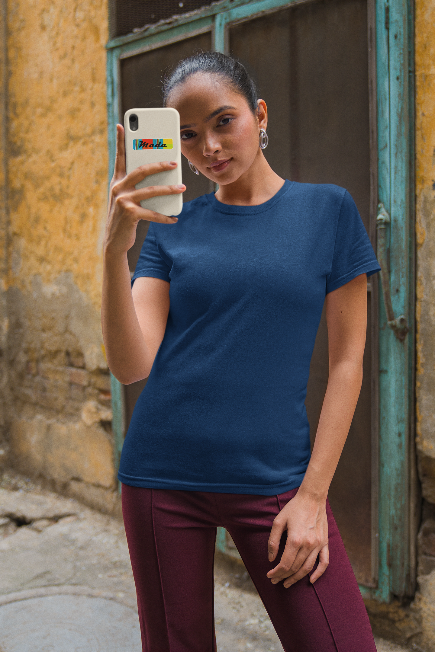 Autocollant "Mada" de Prodigi avec motif de madras "Soleil couchant" sur une femme prenant un selfie.