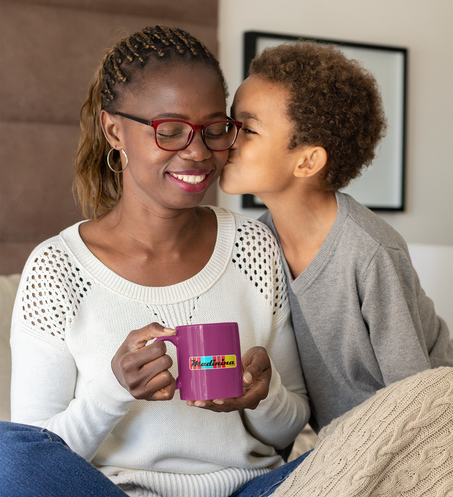 Tasse en papier avec sticker "Madinina" et motif madras "Plage des Caraïbes" de Prodigi, illustrant une scène de plage.