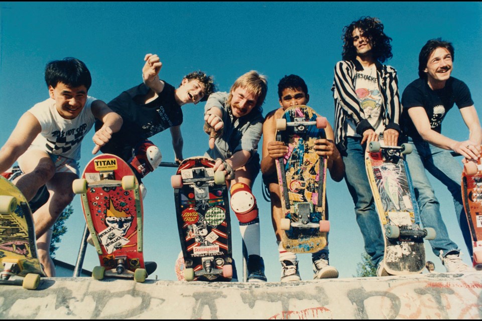 Groupe de jeunes skateurs avec leurs skateboards couverts d'autocollant, Vancouve Sun, 1987