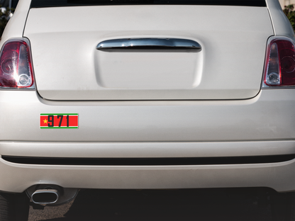 Autocollant code postal "971" de Prodigi, drapeau régional, appliqué sur le pare-chocs arrière d'une voiture.