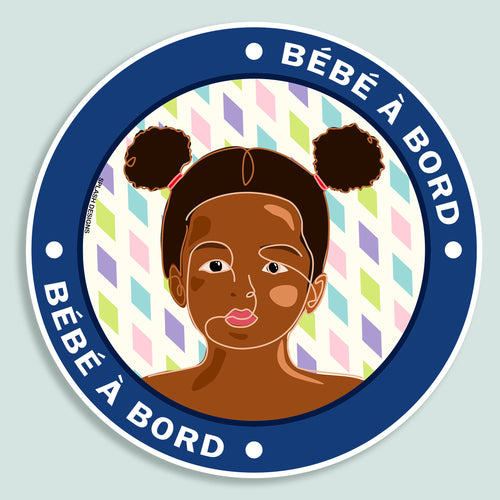 Autocollant "Bébé à bord Céleste" de Prodigi avec motif bleu ciel pour voiture, affiché sur une fenêtre.