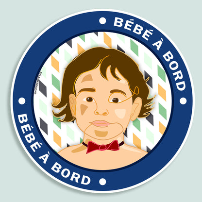 Autocollant bébé à bord "Léo" de Prodigi, sticker bleu avec bébé illustré pour voiture ou surface plane.