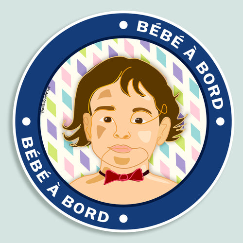 Autocollant bébé à bord "Léo" de Prodigi, sticker bleu avec un bébé illustré pour voiture ou surfaces.