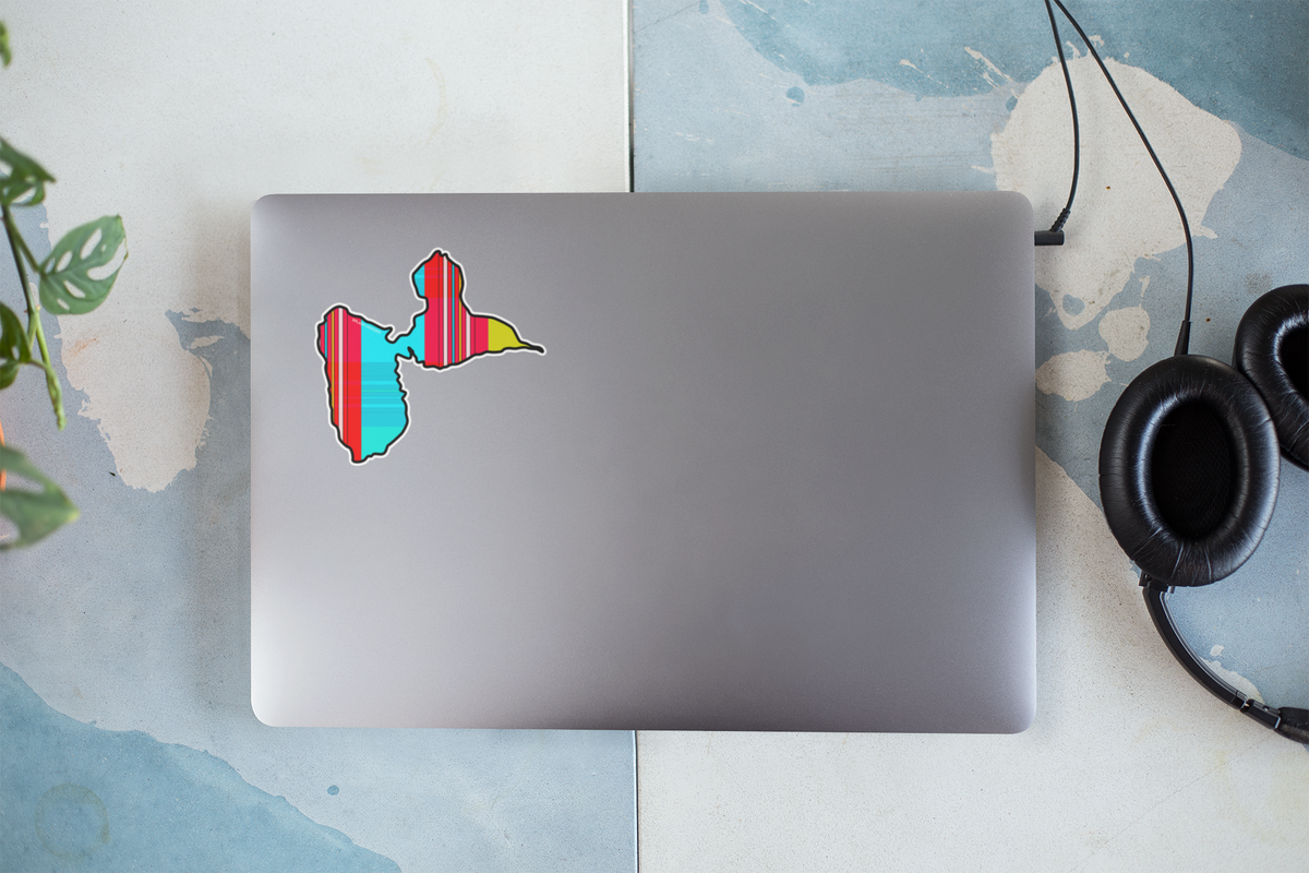 Autocollant en papier "Île de la Guadeloupe" avec motif madras "Plage des Caraïbes" de Prodigi, vue sur un ordinateur portable.