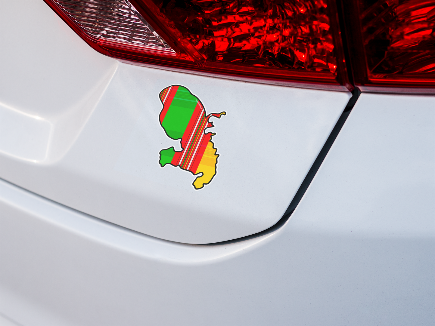 Autocollant Île de la Martinique en madras traditionnel sur une voiture blanche, produit en papier par Prodigi.