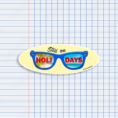 Autocollant pour lunettes "Still on Holidays" de Prodigi, design bleu avec texte, idéal pour personnaliser vos lunettes.