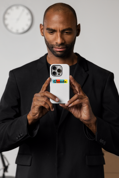 Autocollant "Gwada" en papier avec motif madras "Soleil couchant" de la marque Prodigi, un homme tenant un téléphone.