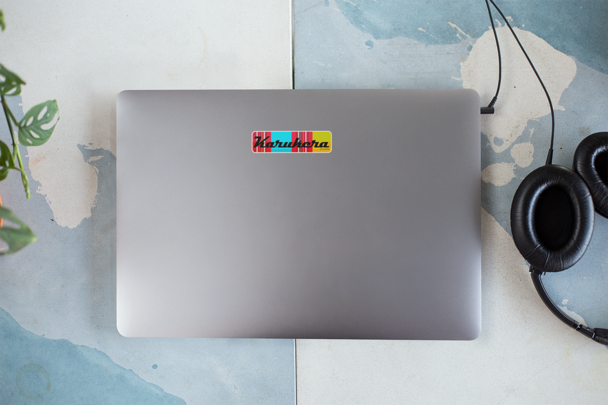 Autocollant en papier "Karukera" de Prodigi avec motif madras "Plage des Caraïbes" en bleu et blanc, pour ordinateur portable.