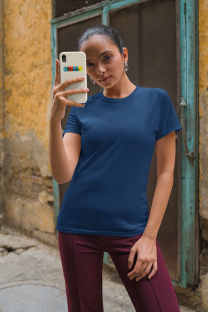 Autocollant "Mada" de Prodigi avec motif de madras "Soleil couchant" sur une femme prenant un selfie.