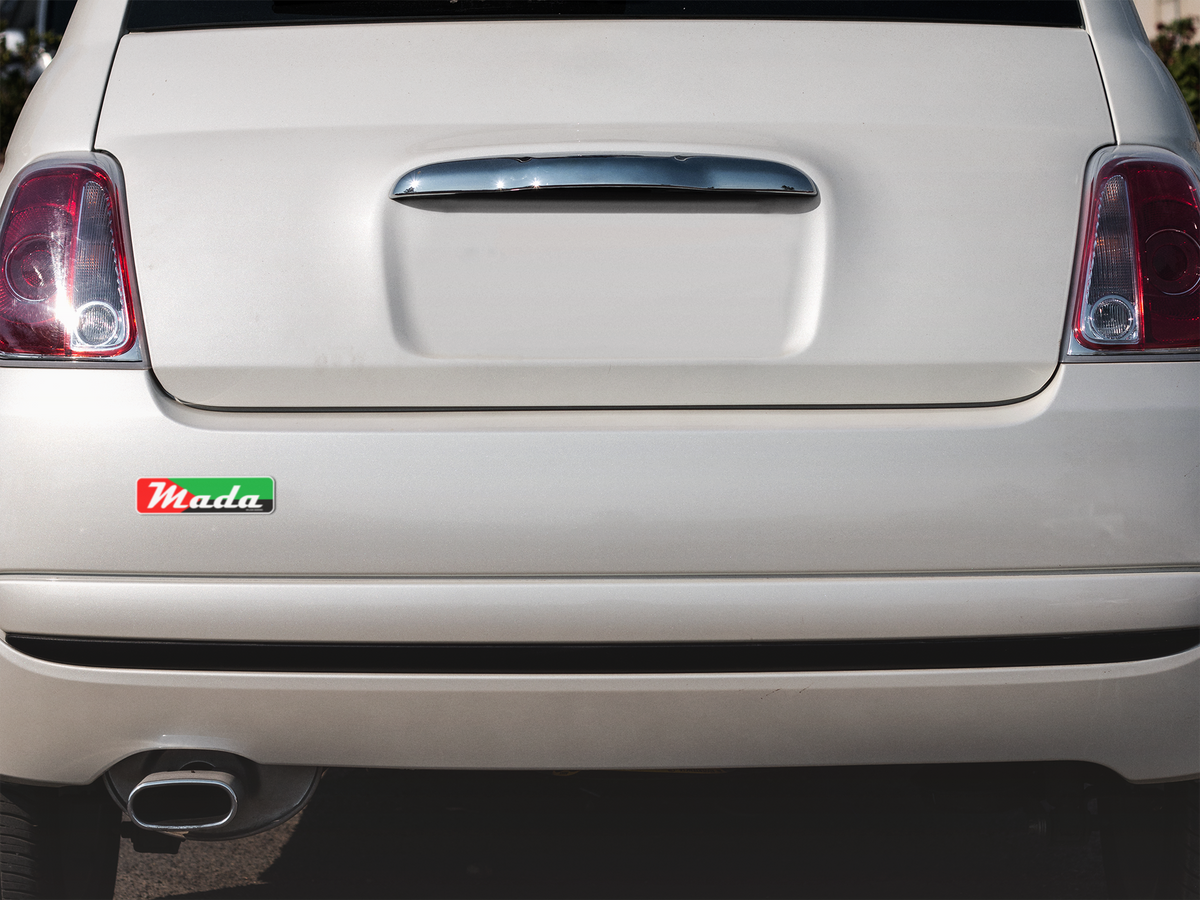 Autocollant "Mada" avec drapeau régional sur bumper de voiture, produit en papier par Prodigi.