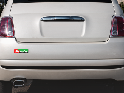 Autocollant "Mada" avec drapeau régional sur bumper de voiture, produit en papier par Prodigi.