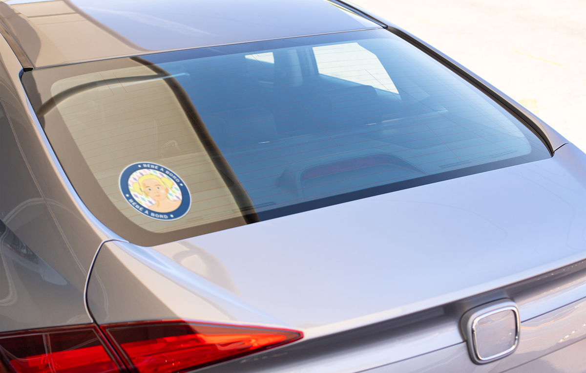Autocollant "Bébé à bord Alma" de Prodigi sur la vitre arrière d'une voiture, décoration de sécurité pour véhicule familial.