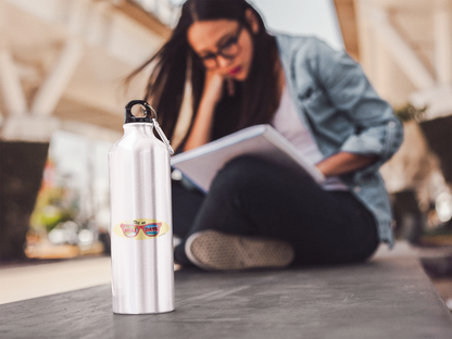 Autocollant pour lunettes "Still on Holidays" de Prodigi, design bleu, visible sur une jeune fille assise lisant avec une bouteille d'eau.