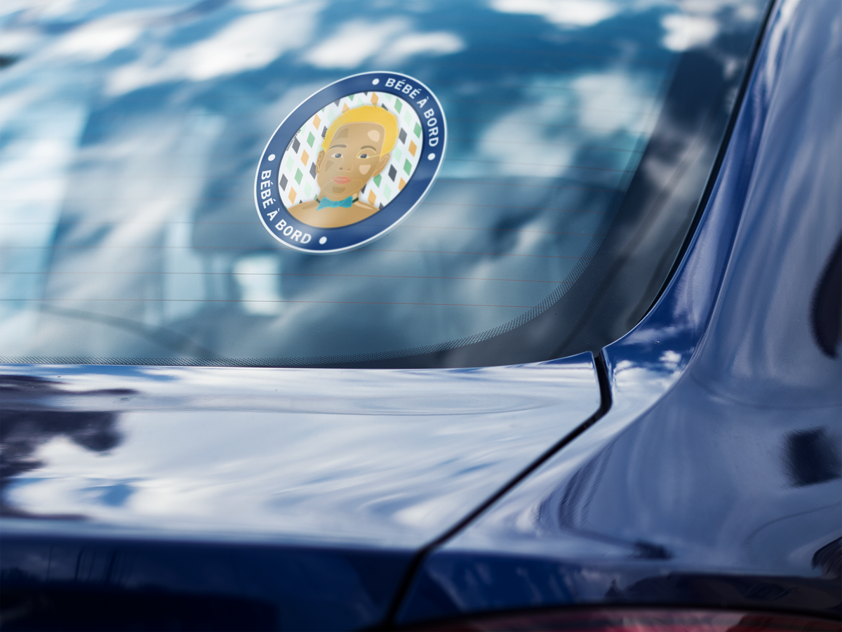 Autocollant "Bébé à bord Gabriel" de Prodigi sur la vitre arrière d'une voiture bleue.
