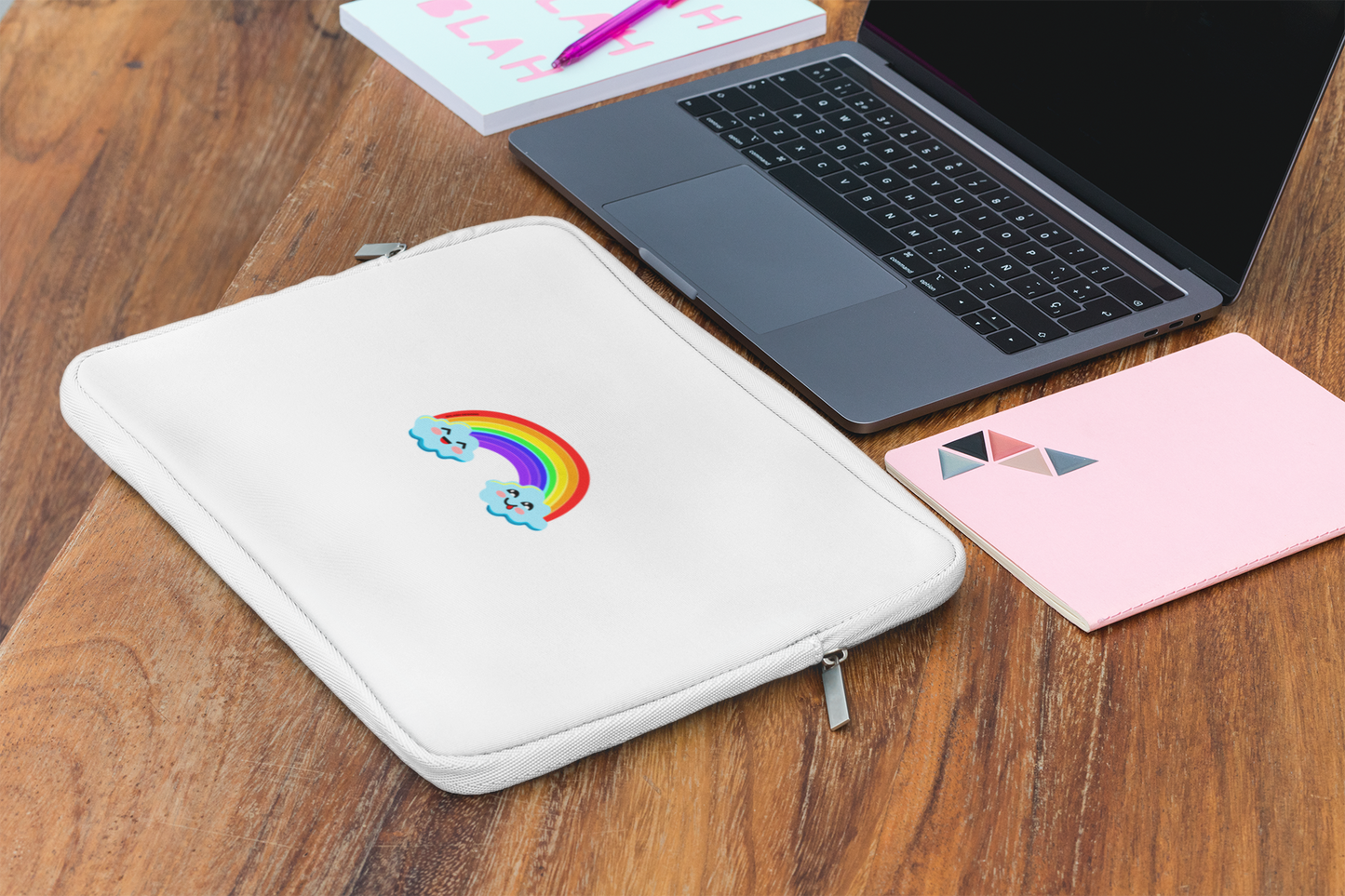 Autocollant Arc-en-ciel avec smileys de la marque Prodigi, posé sur une housse d'ordinateur portable.