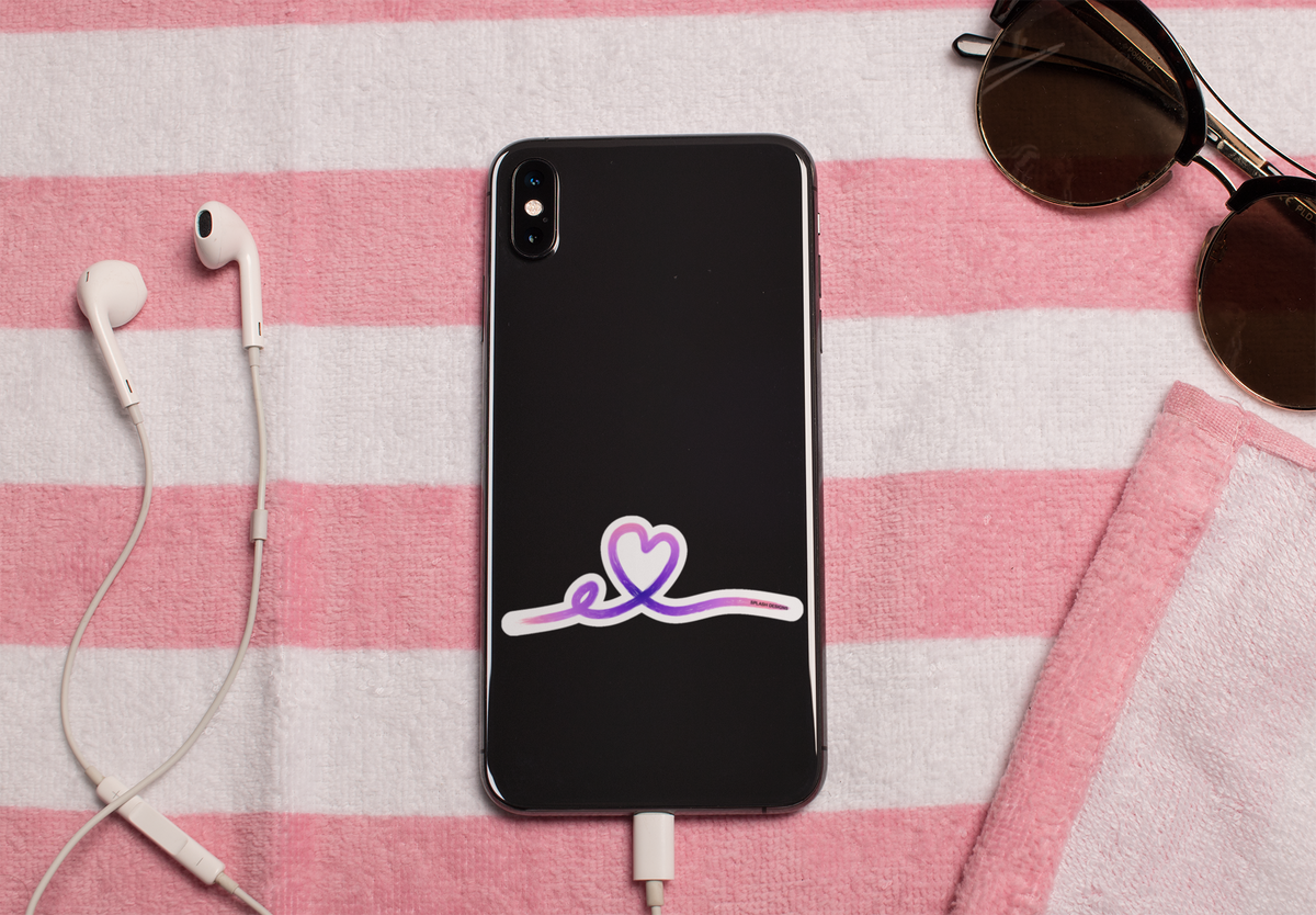 Autocollant cœur tracé rose de la marque Prodigi sur une serviette de plage, illustration artistique visible.