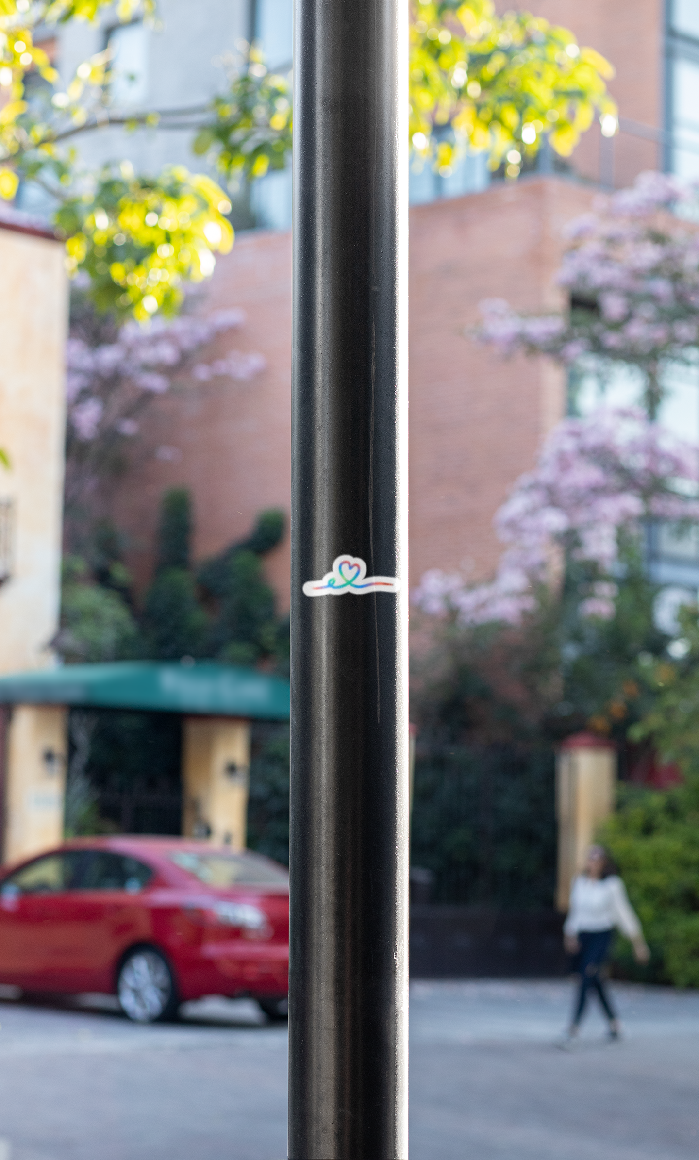Autocollant cœur tracé Rose de Prodigi appliqué sur un lampadaire, design délicat et coloré pour décoration extérieure.