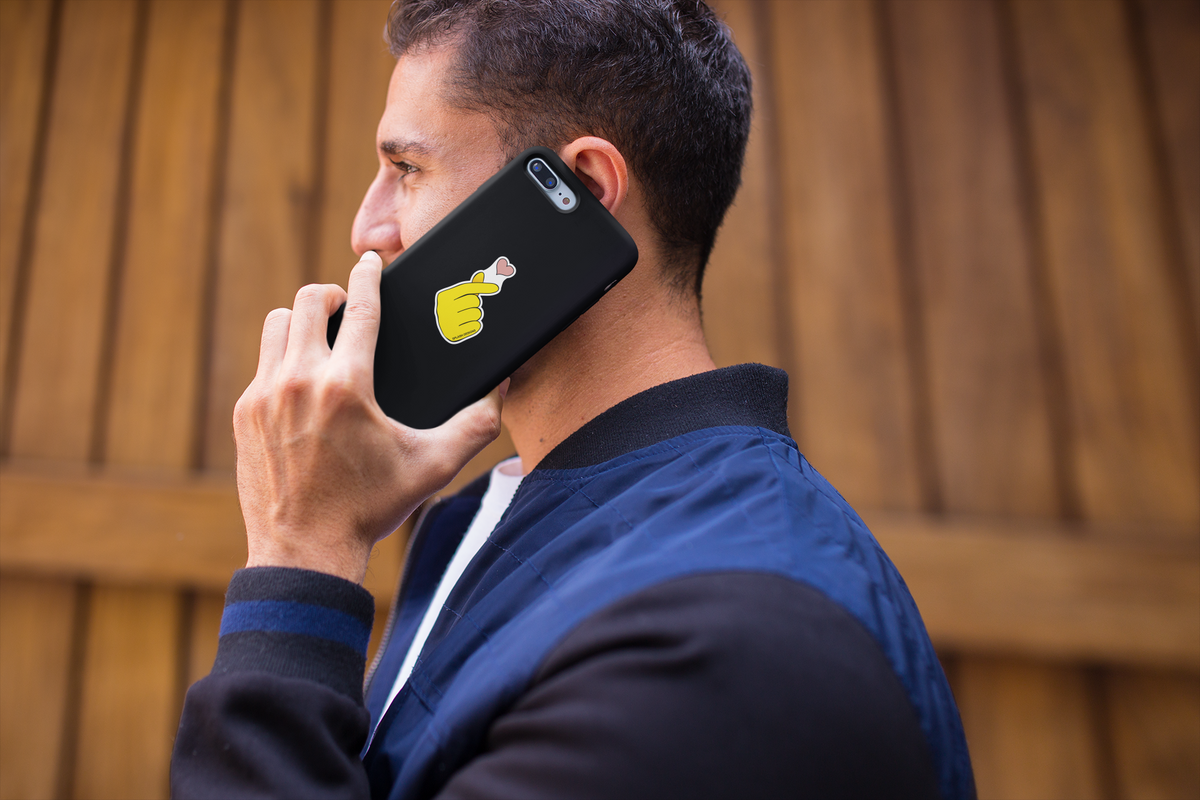 Autocollant Cœur de doigt de la marque Prodigi appliqué sur une coque de téléphone. Illustration de cœur stylisé et moderne.