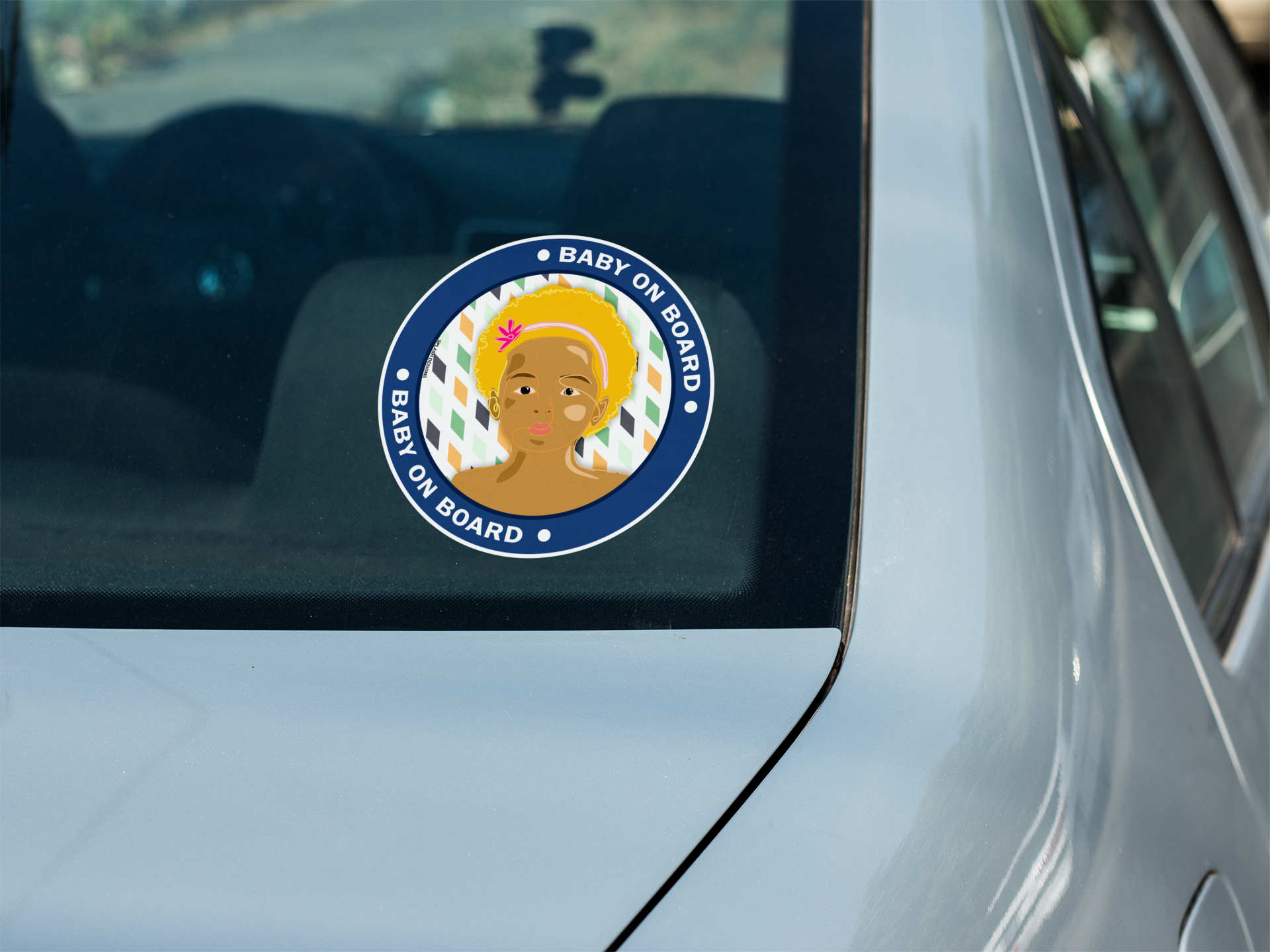 Autocollant bébé à bord "Emma" de Prodigi, petit sticker carré sur la vitre arrière d'une voiture.
