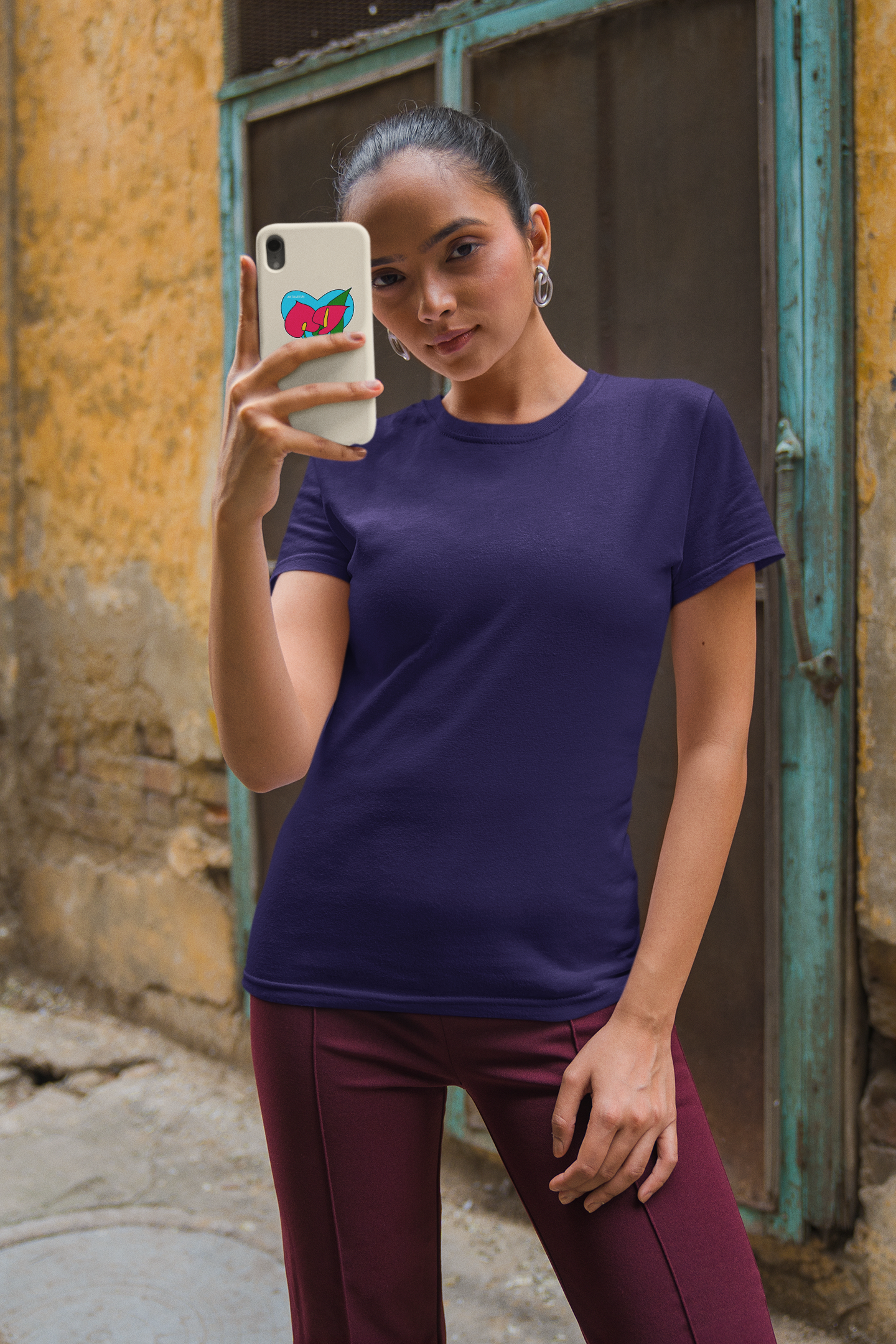 Autocollant "Anthurium" de Prodigi sur t-shirt et coque de téléphone avec une femme sérieuse prenant un selfie